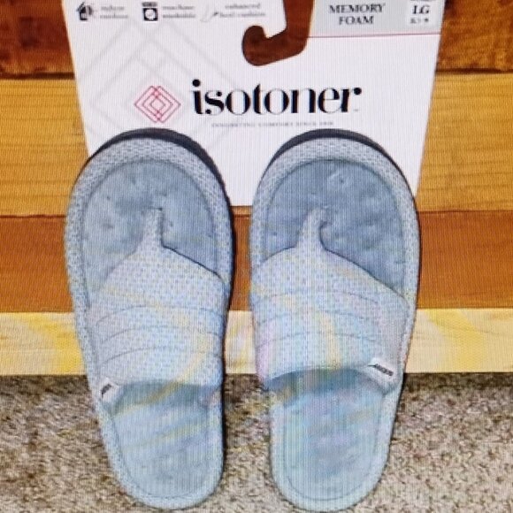 Women's Isotoner Slippers NWT-Size US L (8.5-9) Retail $32.00. - Picture 1 of 3